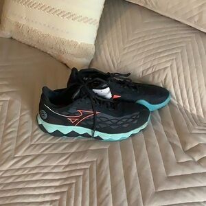 New Men’s Mizuno energy size 8 shoes
